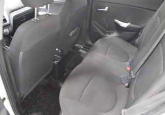 Подержанный автомобиль Kia Rio Hatchback 2012 года (11 фото)