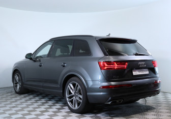 Подержанный автомобиль Audi Q7 2017 года (8 фото)