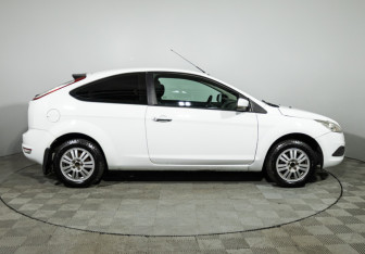 Подержанный автомобиль Ford Focus Hatchback 2008 года (4 фото)