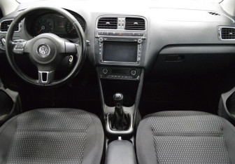 Подержанный автомобиль Volkswagen Polo Sedan 2014 года (14 фото)