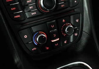 Подержанный автомобиль Opel Meriva 2012 года (16 фото)