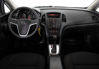 Подержанный автомобиль Opel Astra Wagon 2012 года (9 фото)