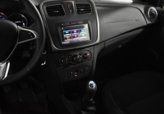 Подержанный автомобиль Renault Sandero 2018 года (17 фото)