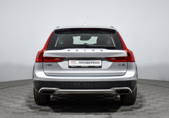 Подержанный автомобиль Volvo V90 Cross Country 2019 года (6 фото)