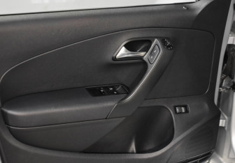 Подержанный автомобиль Volkswagen Polo Sedan 2015 года (16 фото)