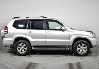 Подержанный автомобиль Toyota Land Cruiser Prado 2008 года (4 фото)