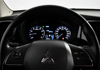 Подержанный автомобиль Mitsubishi Outlander 2017 года (21 фото)