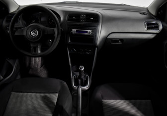 Подержанный автомобиль Volkswagen Polo Sedan 2010 года (13 фото)