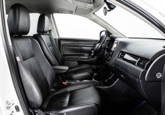 Подержанный автомобиль Mitsubishi Outlander 2016 года (13 фото)