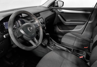 Подержанный автомобиль Skoda Octavia Liftback 2015 года (9 фото)