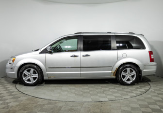 Подержанный автомобиль Chrysler Voyager 2008 года (8 фото)