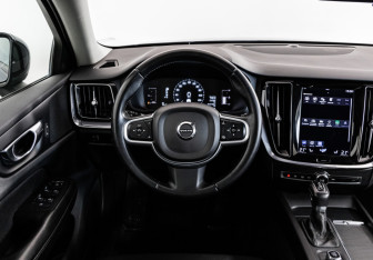 Подержанный автомобиль Volvo V60 2018 года (13 фото)