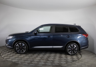 Подержанный автомобиль Mitsubishi Outlander 2019 года (8 фото)