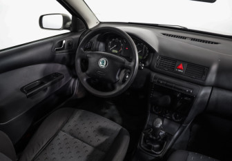 Подержанный автомобиль Skoda Octavia Liftback 2006 года (8 фото)