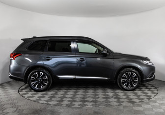 Подержанный автомобиль Mitsubishi Outlander 2021 года (4 фото)