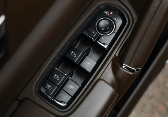 Подержанный автомобиль Porsche Cayenne 2014 года (30 фото)