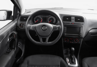 Подержанный автомобиль Volkswagen Polo Sedan 2016 года (11 фото)