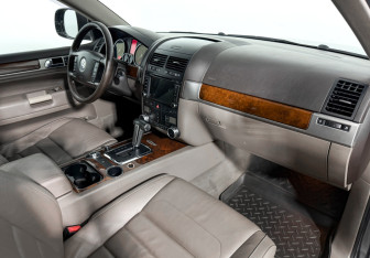 Подержанный автомобиль Volkswagen Touareg 2008 года (14 фото)
