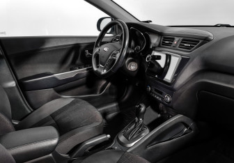 Подержанный автомобиль Kia Rio Hatchback 2015 года (13 фото)