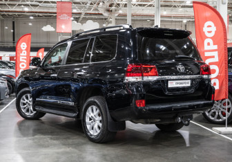 Подержанный автомобиль Toyota Land Cruiser Suv 2018 года (9 фото)