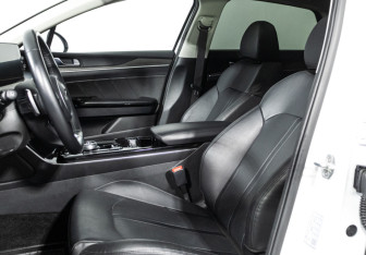 Подержанный автомобиль Kia K5 2022 года (18 фото)