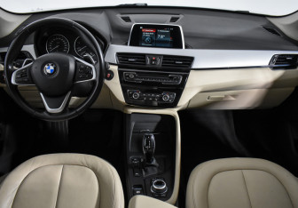 Подержанный автомобиль BMW X1 2017 года (14 фото)