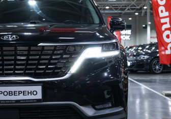 Подержанный автомобиль Kia Carnival 2021 года (5 фото)