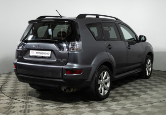 Подержанный автомобиль Mitsubishi Outlander 2012 года (5 фото)
