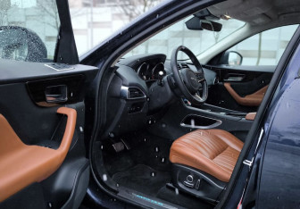 Подержанный автомобиль Jaguar F-Pace 2018 года (17 фото)