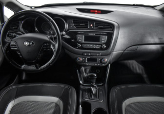 Подержанный автомобиль Kia Ceed Hatchback 2014 года (15 фото)