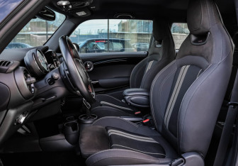 Подержанный автомобиль MINI Hatch 2020 года (25 фото)