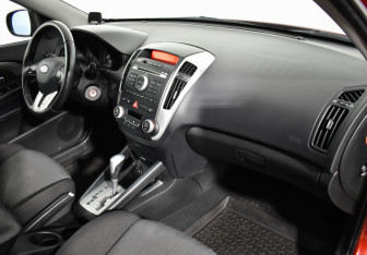 Подержанный автомобиль Kia Ceed Wagon 2011 года (12 фото)