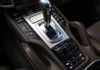 Подержанный автомобиль Porsche Cayenne 2010 года (19 фото)