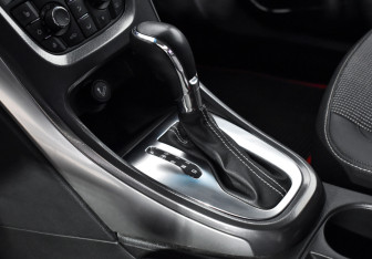 Подержанный автомобиль Opel Astra Hatchback 2011 года (11 фото)