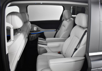 Подержанный автомобиль Voyah Dream 2025 года (12 фото)