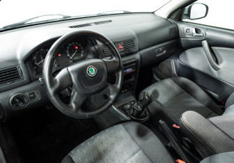 Подержанный автомобиль Skoda Octavia Liftback 2010 года (11 фото)