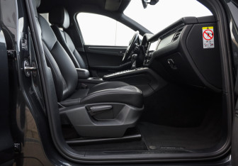 Подержанный автомобиль Porsche Macan 2020 года (26 фото)