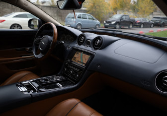 Подержанный автомобиль Jaguar XJ 2013 года (12 фото)