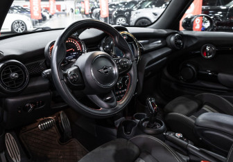 Подержанный автомобиль MINI Hatch 2019 года (12 фото)