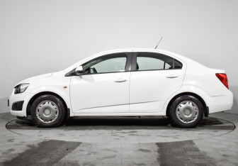 Подержанный автомобиль Chevrolet Aveo Sedan 2014 года (8 фото)