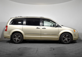 Подержанный автомобиль Chrysler Voyager 2008 года (4 фото)