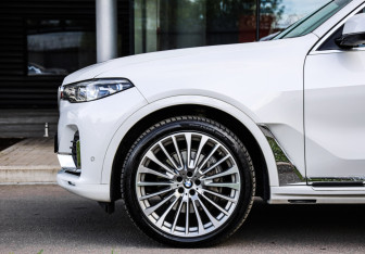 Подержанный автомобиль BMW X7 2021 года (11 фото)