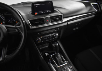 Подержанный автомобиль Mazda 3 Sedan 2017 года (20 фото)