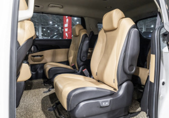 Подержанный автомобиль Kia Carnival 2020 года (15 фото)