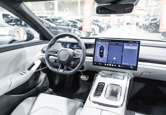 Подержанный автомобиль Xiaomi SU7 2024 года (19 фото)