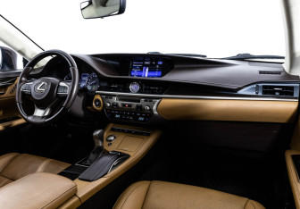 Подержанный автомобиль Lexus ES 2016 года (10 фото)