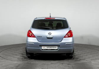 Подержанный автомобиль Nissan Tiida Hatchback 2011 года (6 фото)