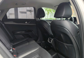 Подержанный автомобиль Kia K5 2020 года (10 фото)