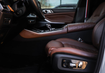 Подержанный автомобиль BMW X5 2019 года (16 фото)