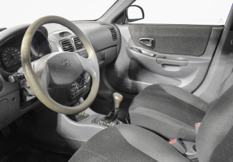 Подержанный автомобиль Hyundai Accent Sedan 2003 года (9 фото)